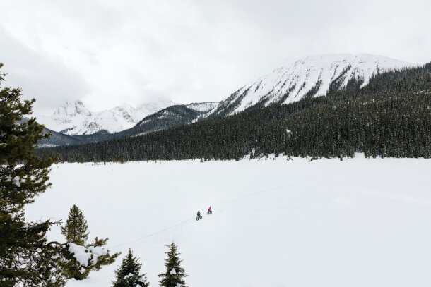 Two people fat biking in the Kananaskis mountains.